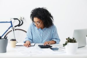 woman using Invoice for Self-employed professionals just starting out