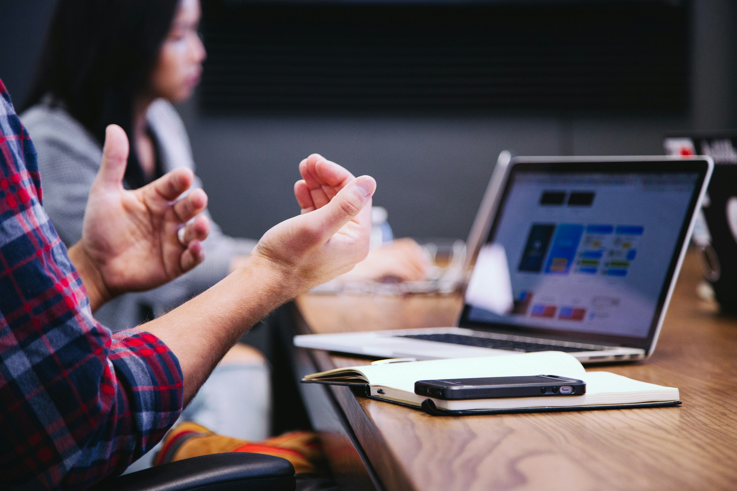 Ultimate U.S. employee onboarding guide for 2025. Master 10 essential steps, compliance requirements, and remote integration for 103% better retention rates.